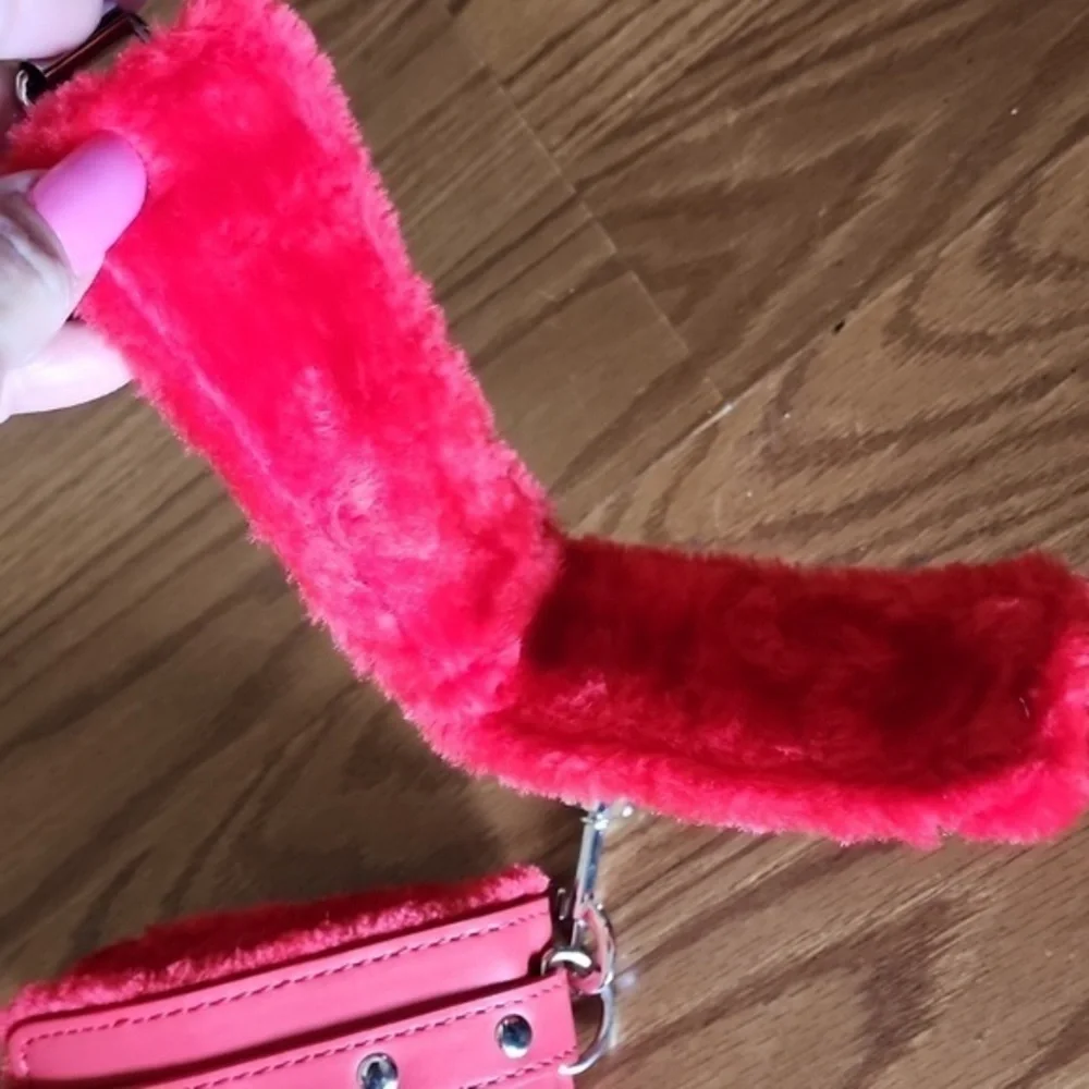 Red furry cuffs‎ New with a chain